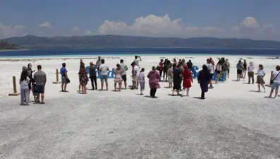 Salda Gölü’ne normalleşmenin ilk hafta sonunda ziyaretçi akını