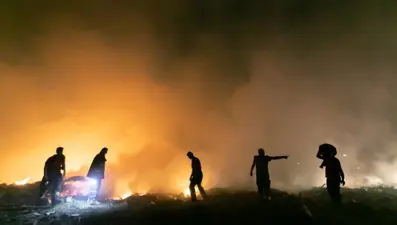 Atık sahasında yangın: Alevlerle mücadele gece boyunca sürdü