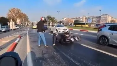 İstanbul'da yola yağ döküldü: Motosikletliler peş peşe kayarak düştü