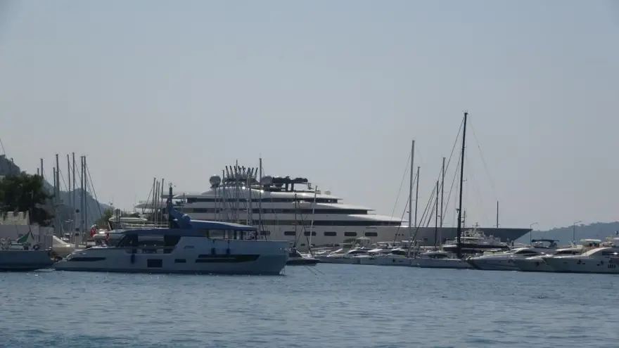 160 metre uzunluğunda, 22 metre genişliğinde, 101 personelivar | Manchester City’nin patronunun süper yatı Marmaris’e demir attı 4