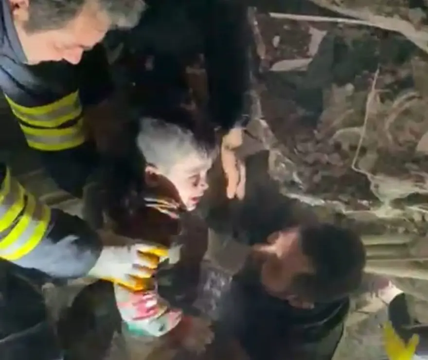 3 YAŞINDAKİ MİRAN, 22 SAAT SONRA ENKAZDAN SAĞ KURTULDU 75