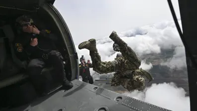 Paraşütle inip, 12'den vurdular!