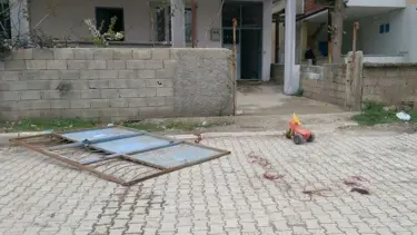 Üzerine demir kapı devrilen anaokulu öğrencisi ağır yaralandı