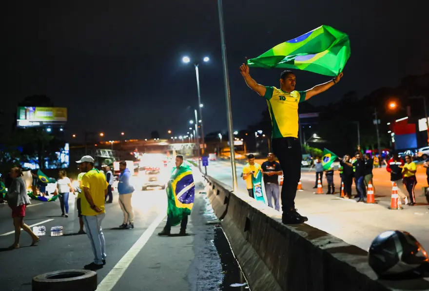 Brezilya'da Bolsonaro taraftarı kamyoncular yolları kapattı 8