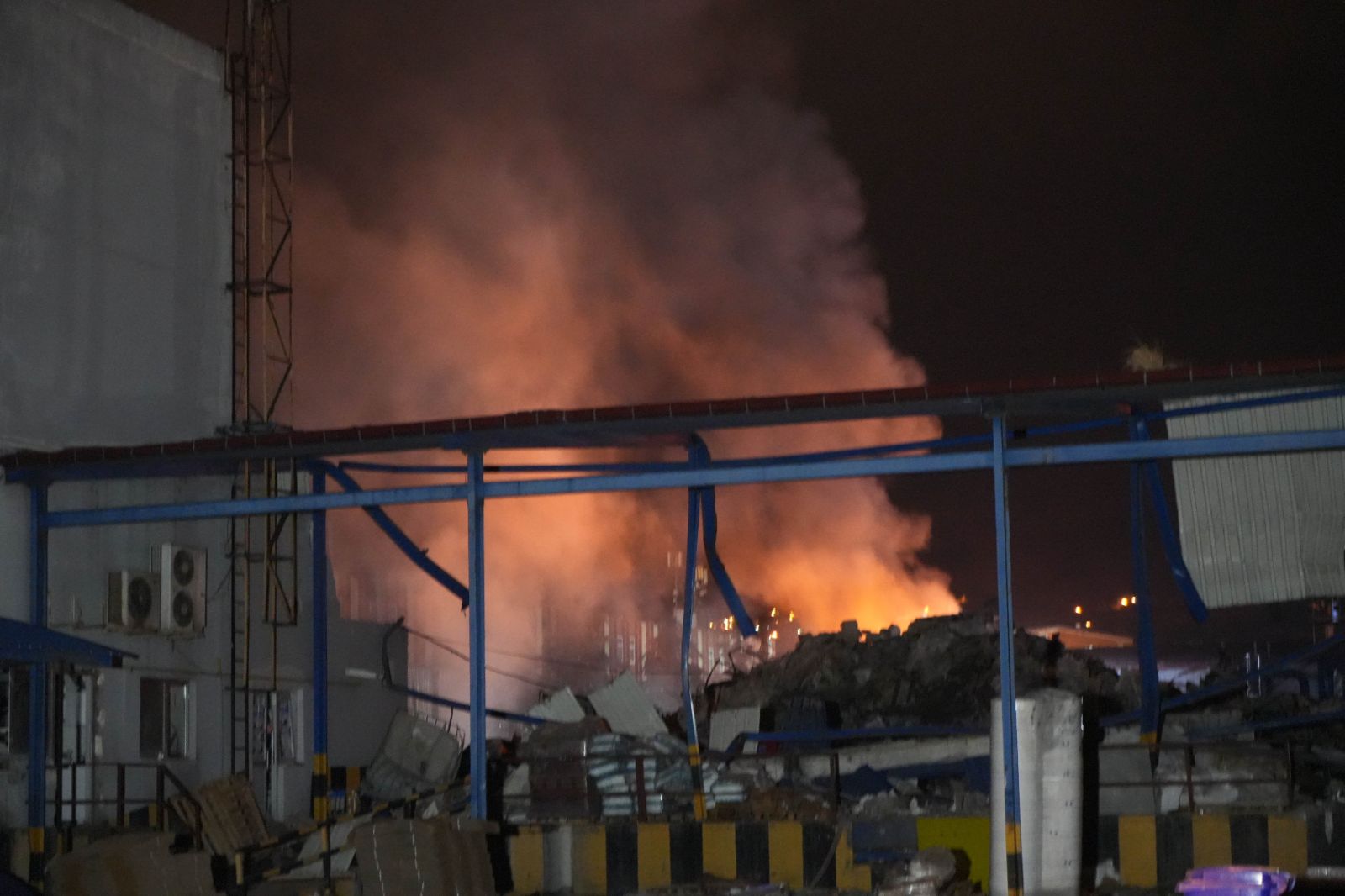 Bebek bezi fabrikasında yangın