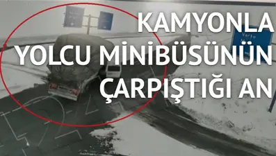 Saman yüklü kamyonla yolcu minibüsü çarpıştı