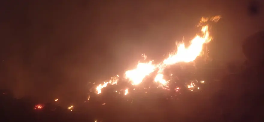 Samanlıktaki yangın evleri yaktı 1 Samanlıktaki yangın evleri yaktı 1