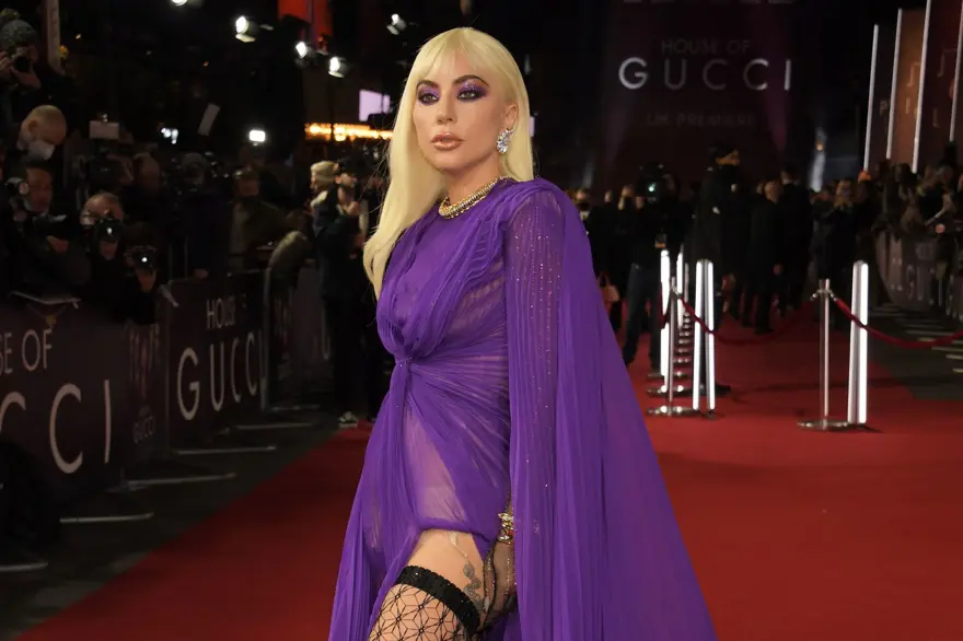 Lady Gaga kırmızı halıya fare dövmesiyle damga vurdu 4