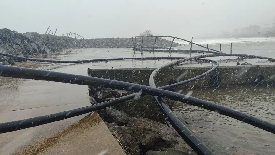 Giresun'da fırtına balık kafeslerini kıyıya sürükledi 1 Giresun'da fırtına balık kafeslerini kıyıya sürükledi 1