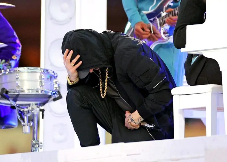 Super Bowl devre arası şovunda diz çöken Eminem'e NFL'den yanıt 2