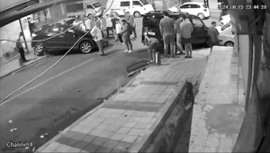 Kaldırıma çıkan aracın altında kalmaktan son anda kurtuldu Kaldırıma çıkan aracın altında kalmaktan son anda kurtuldu