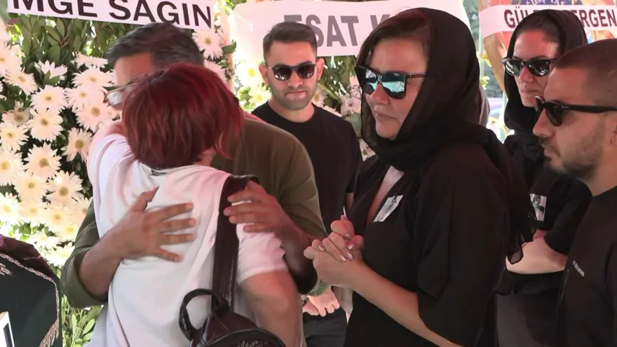 Deniz Seki annesine veda etti 5