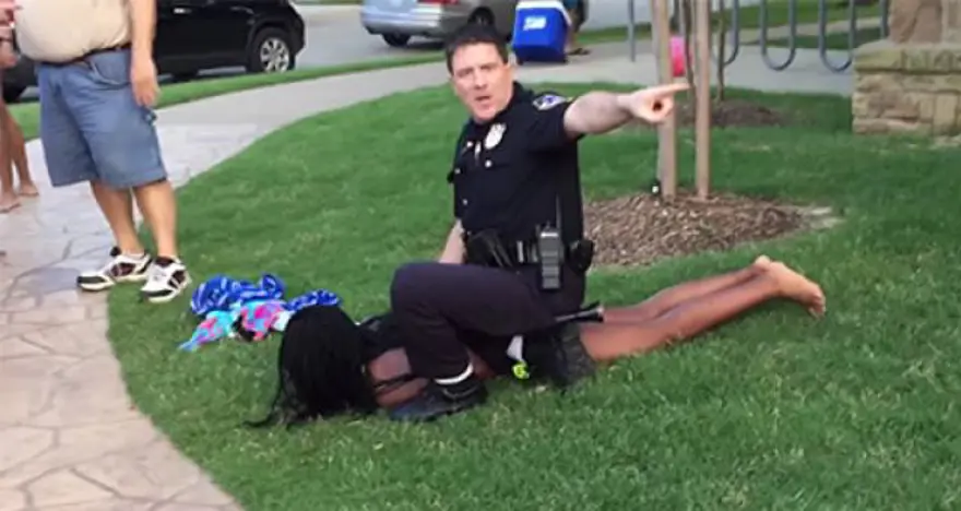 ABD polisinden siyahi gençlerin havuz partisine sert müdahale 3