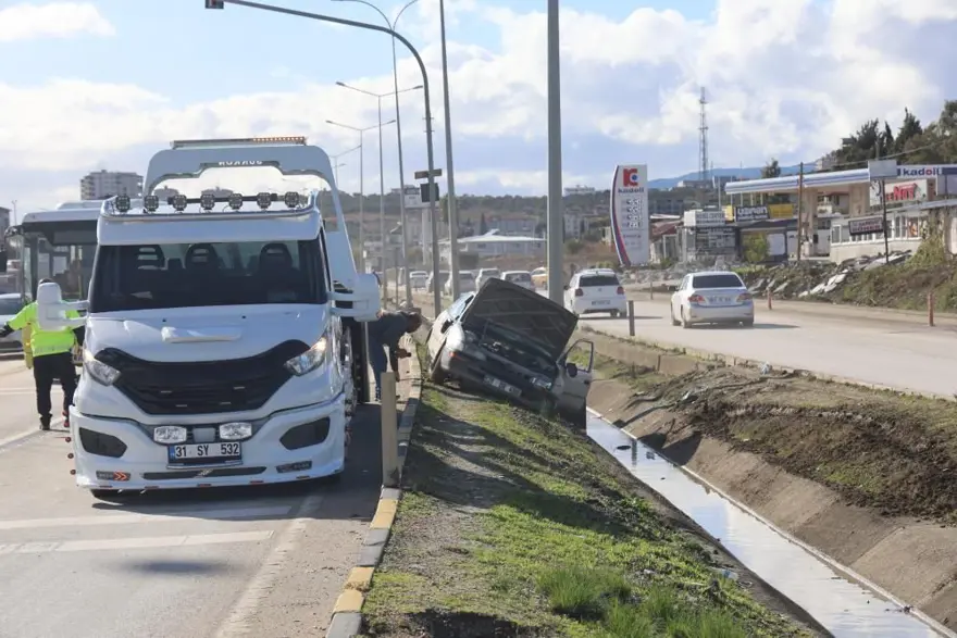 Otomobilönce refüje çarptı, sonra kanala düştü: Beş yaralı 2