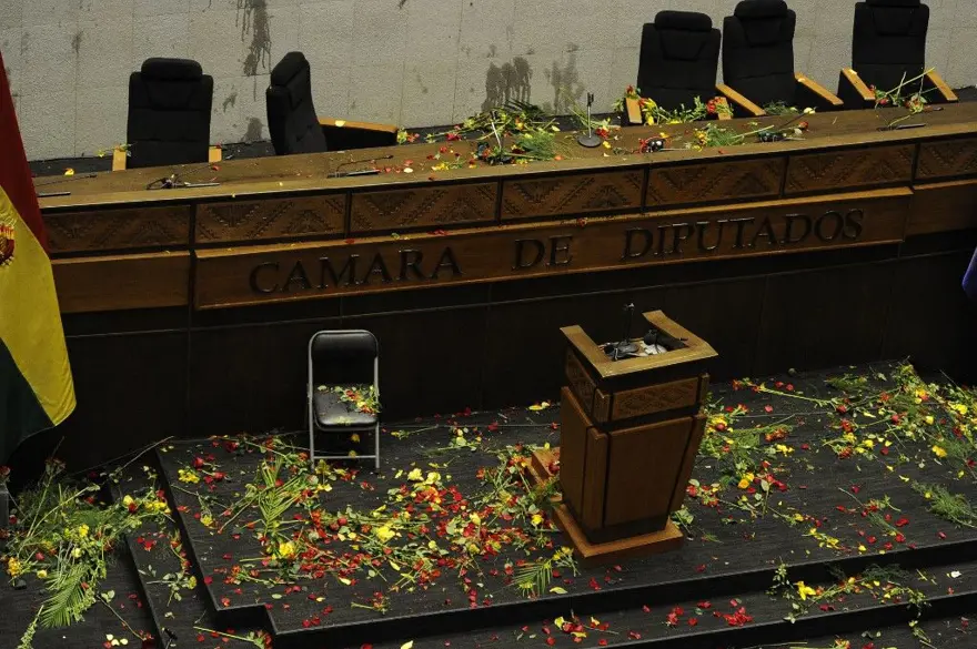 Mecliste domatesli saldırı: Başkan yardımcısını konuşturmadılar 6