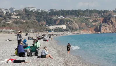Hava sıcaklıkları arttı: Güneşli havayı fırsat bilen sahile akın etti