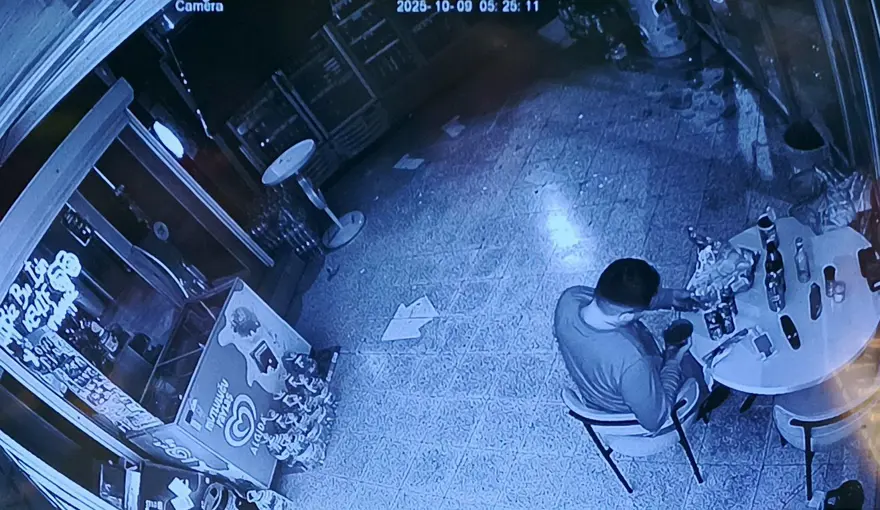 Marketin camını kırıp içeri girdi: Yedi, içti ve gitti 1 Marketin camını kırıp içeri girdi: Yedi, içti ve gitti 1