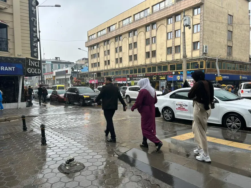 Sağanak yağış aniden bastırdı: Cadde ve sokaklar göle döndü Sağanak yağış aniden bastırdı: Cadde ve sokaklar göle döndü