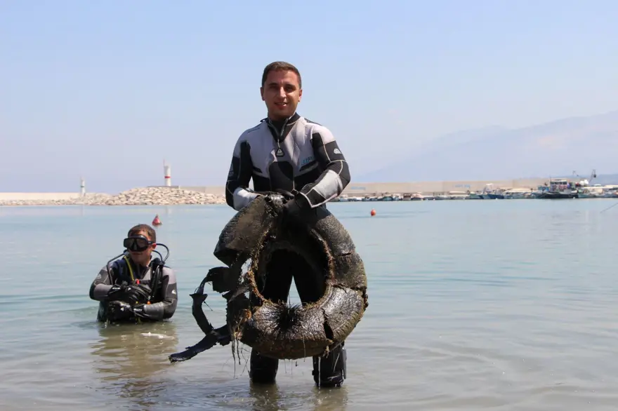 Akdeniz'deki görüntüler şaşırttı: Denizden balık yerine kamp sandalyesi ve lastik çıktı 1 Akdeniz'deki görüntüler şaşırttı: Denizden balık yerine kamp sandalyesi ve lastik çıktı 1