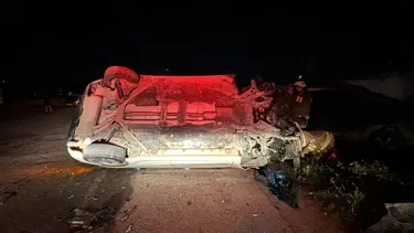 Hatay'da kontrolden çıkan otomobil park halindeki iki araca çarptı