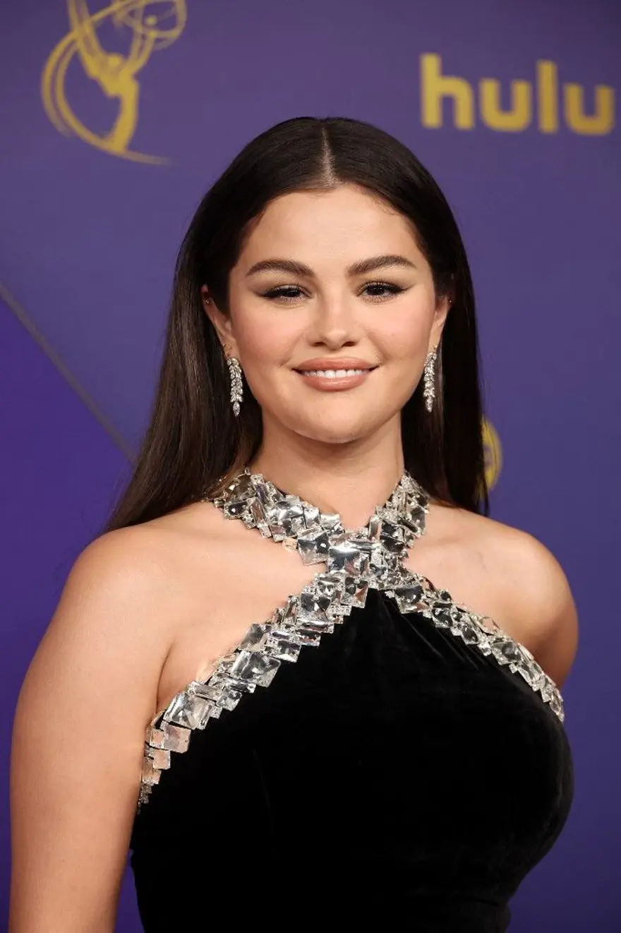 Selena Gomez gala tarzıyla Instagram'a damga vurdu 1