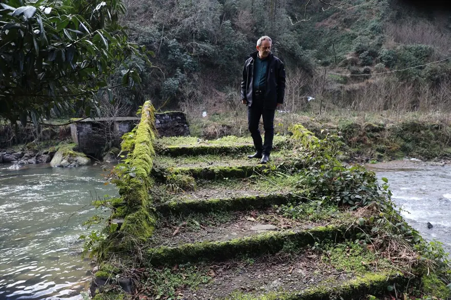 Rize'de tarihi kemer köprü yıkıldı 1