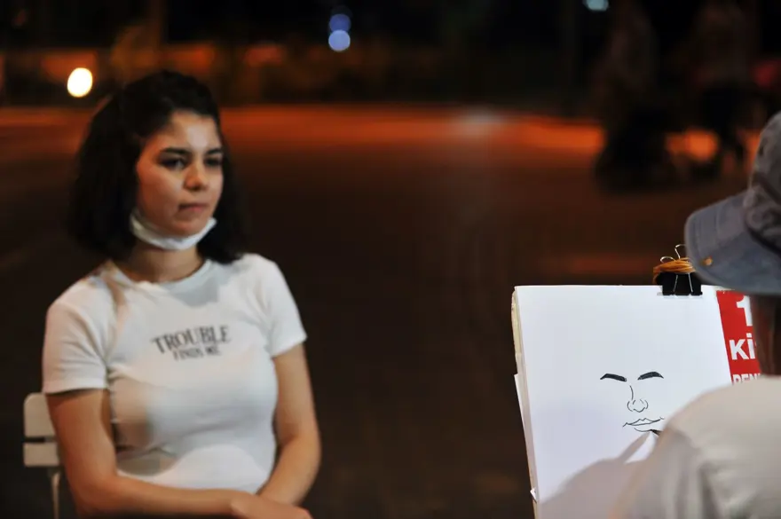 50 yıldır aynı parkta resim çiziyor 5 50 yıldır aynı parkta resim çiziyor 5