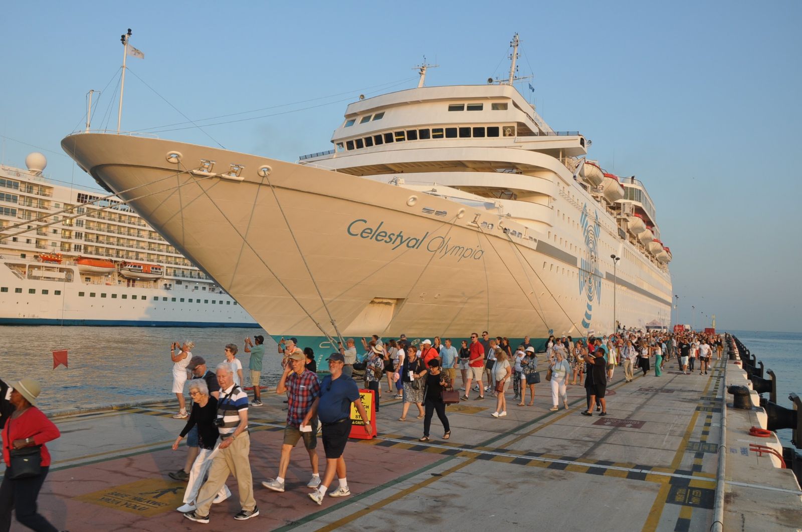 Kuşadası'na 3 gemiyle 4 bin 230 turist geldi