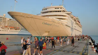 Kuşadası'na 3 gemiyle 4 bin 230 turist geldi