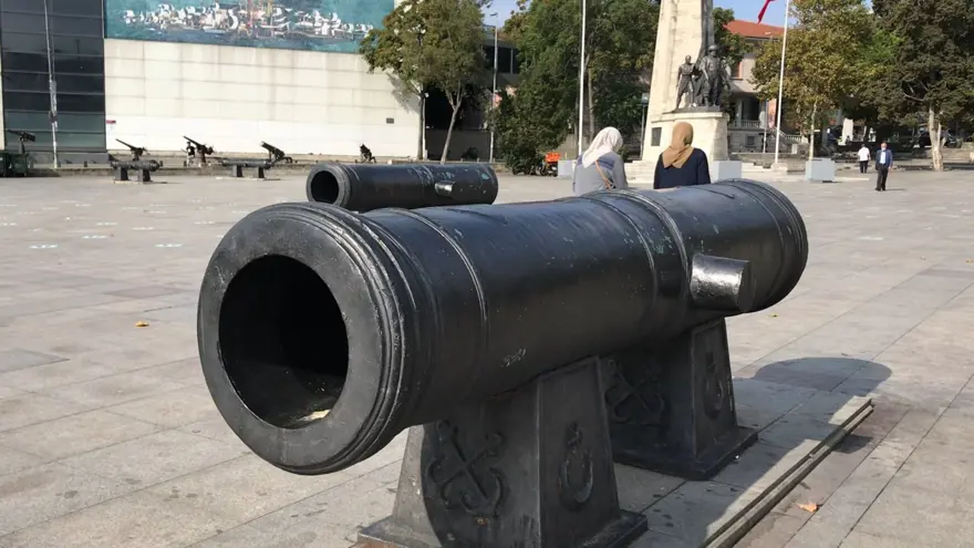 Fotoğraf çektirmek için girdiği tarihi topun içinden çıkamadı 6