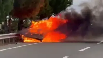 Edirne'de seyir halindeki otomobil alev yandı