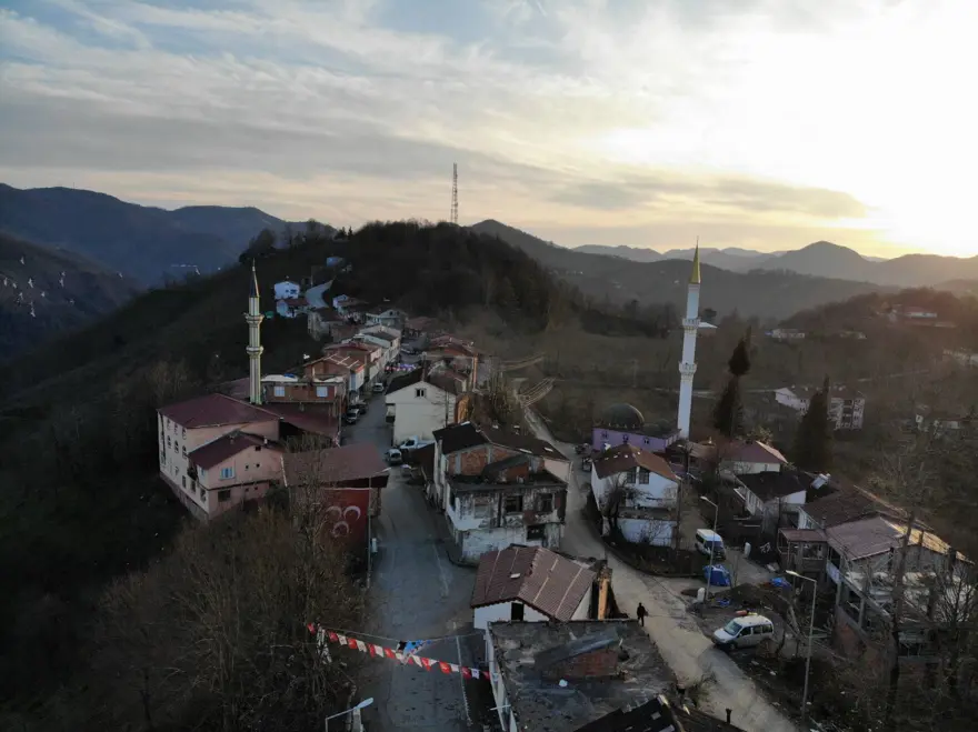 Karadeniz fıkrası gibi! Aynı caddede farklı 2 iftar saati 
