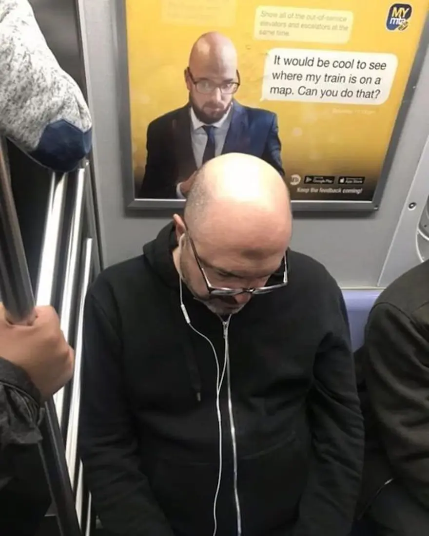Reklam panosunda ikizinizle karşılaşsanız ne yapardınız? (Metroda fenomen oldular) 3