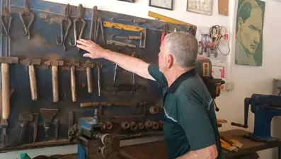 İş yeri yıkıldı: Ata mesleğini böyle sürdürüyor