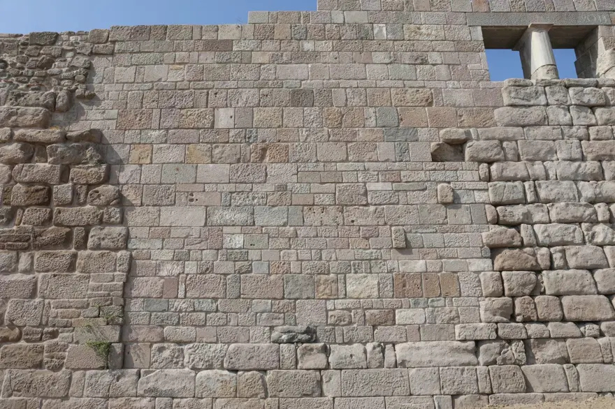 Bergama Antik Kenti'ndeki 2 bin yıllık eserlere usta dokunuşu 8