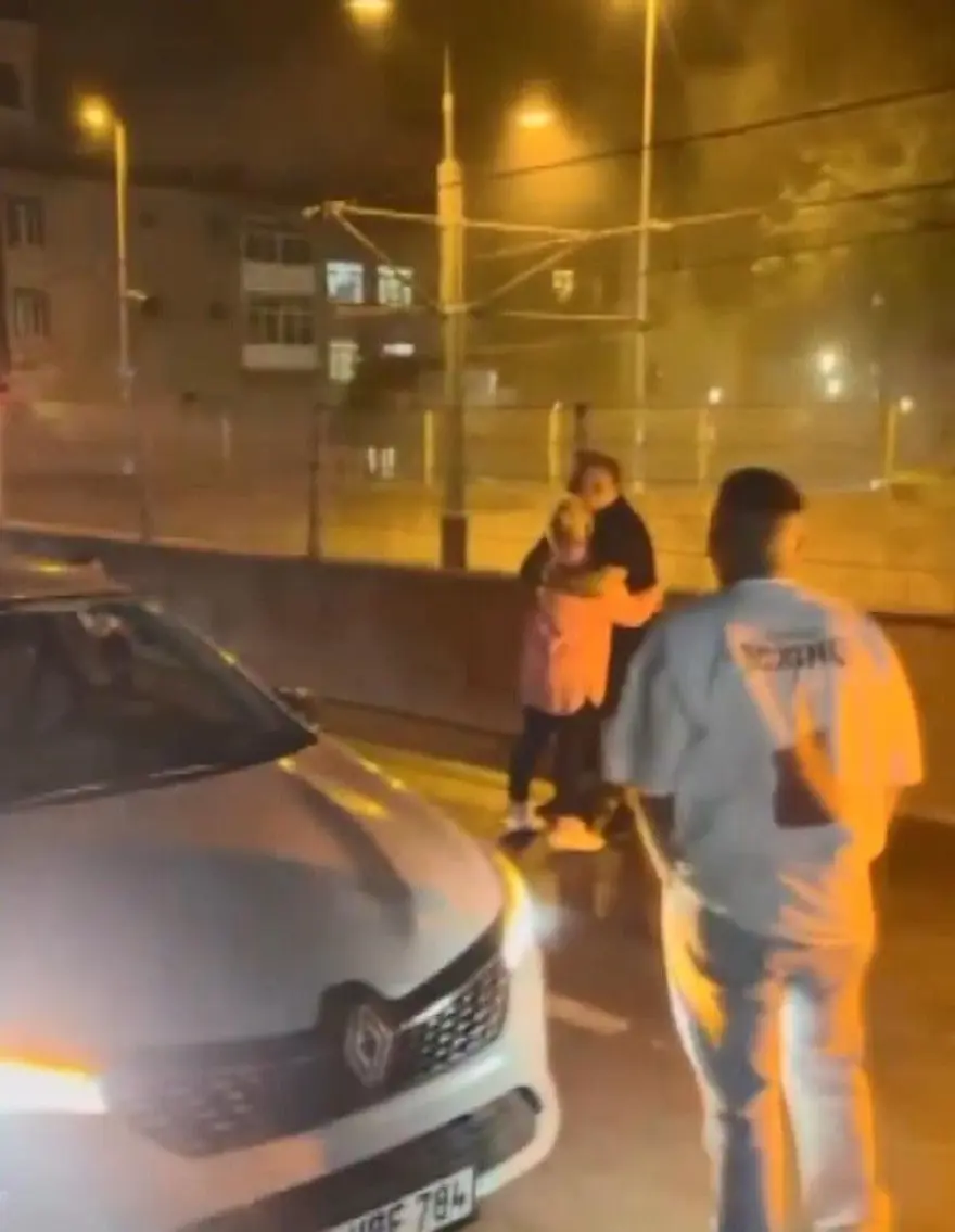 Gaziosmanpaşa'da meşaleli doğum günü kutlaması: Çekiciyle caddeyi kapadılar Gaziosmanpaşa'da meşaleli doğum günü kutlaması: Çekiciyle caddeyi kapadılar