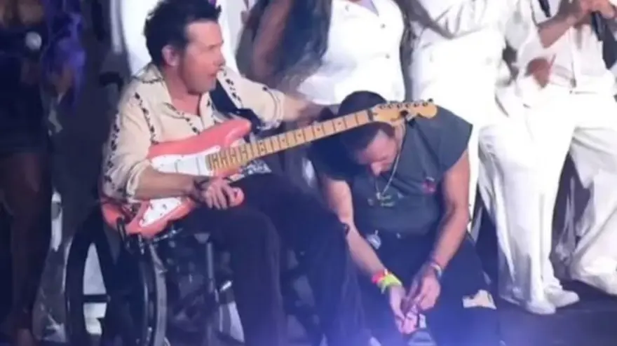 Glastonbury'e damga vurdu: Coldplay konserinde Michael J. Fox sürprizi 2