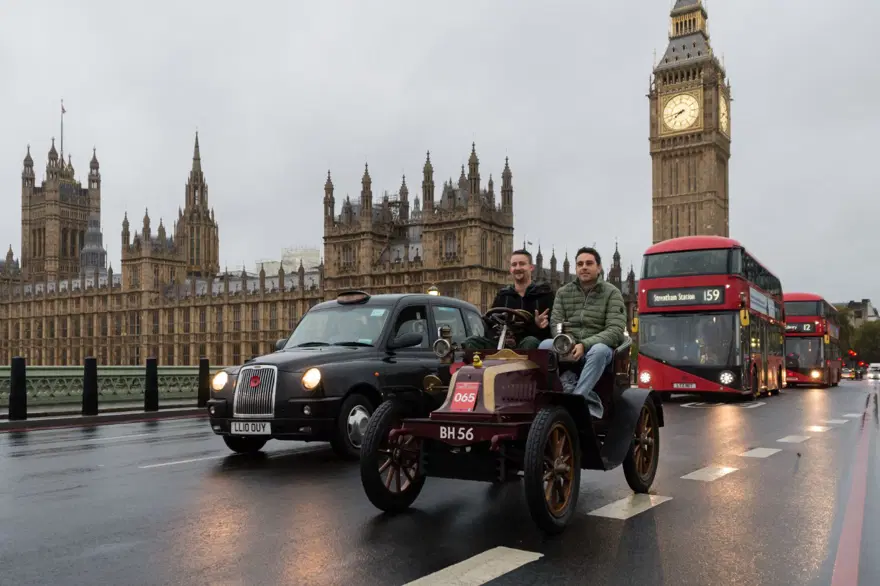 Londra‘da antika otomobiller yarıştı 4