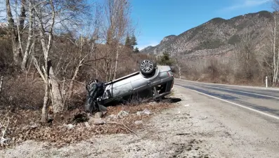 Otomobil takla atıp ters döndü: 6 yaralı