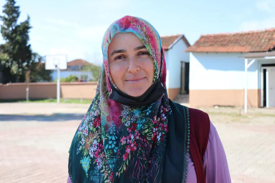 Öğrencilerine ‘İ’ harfini öğretmek için okula inek getirdi 12