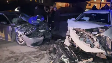 İki otomobil kafa kafaya çarpıştı: 7 yaralı