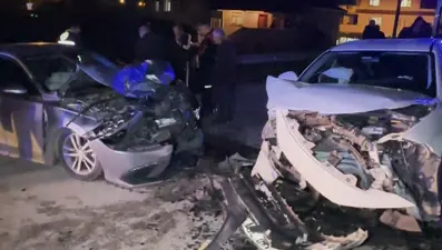 İki otomobil kafa kafaya çarpıştı: 7 yaralı