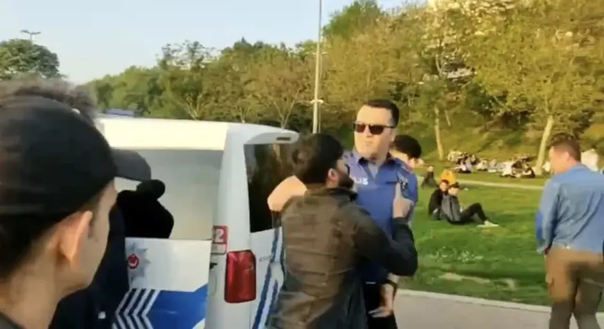 Kadıköy'de polise saldıran 4 kişi gözaltına alındı 4 Kadıköy'de polise saldıran 4 kişi gözaltına alındı 4