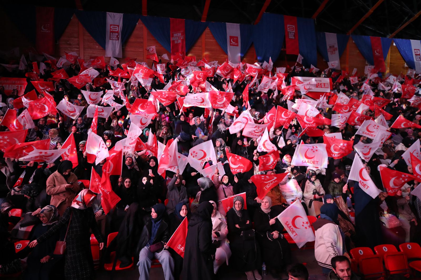 Saadet Partisi Olağan 9. Olağan Kongresi başladı: Delegeler arasında arbede