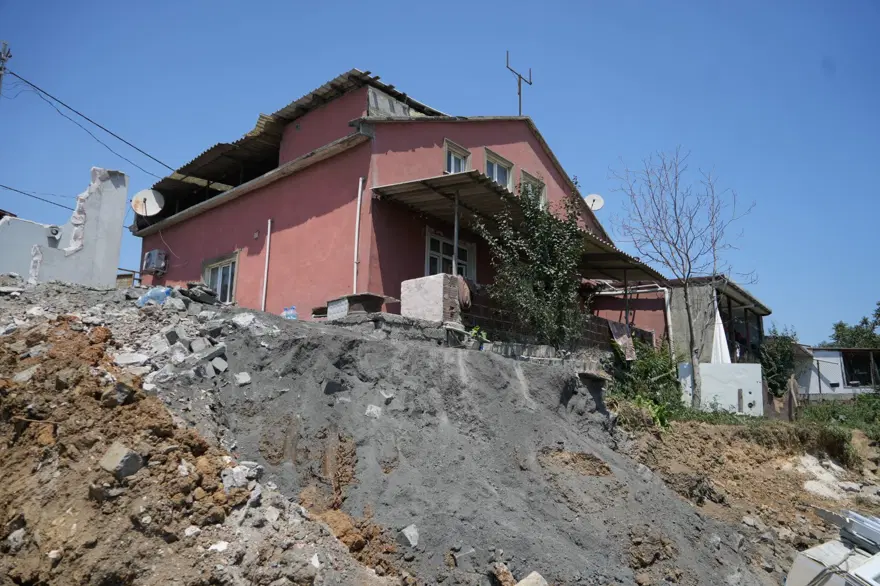 İstanbul'da bir mahalle diken üstünde! Uçurumun kenarındaki evleri yutuyor 10 İstanbul'da bir mahalle diken üstünde! Uçurumun kenarındaki evleri yutuyor 10