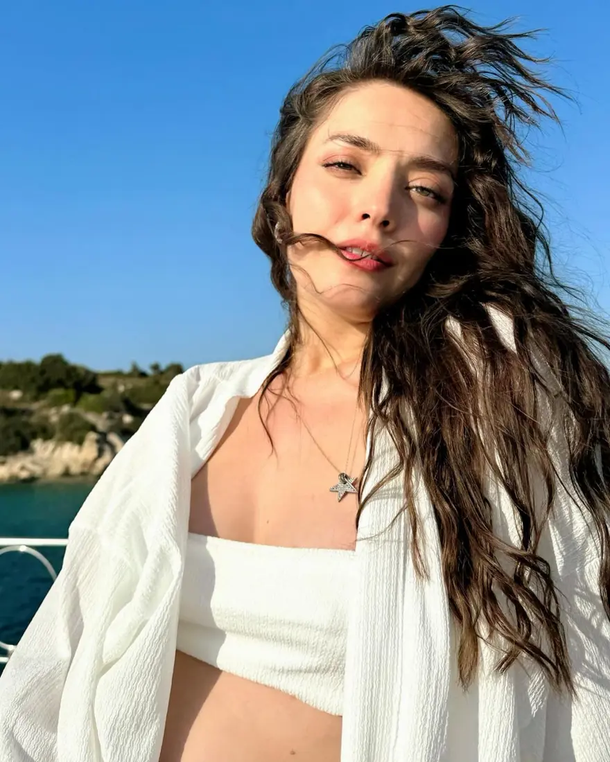 Zeynep Tuğçe Bayat karnı burnunda pozlarını paylaştı 4