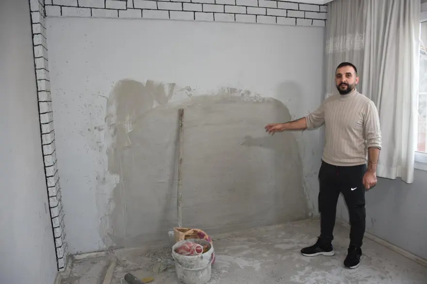 Komşusunun duvarını kırıp eşyaları çaldı, duvarı yeniden örüp sıva yaptı 