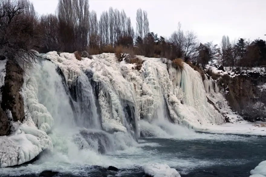 Van'da doğa harikası Muradiye Şelalesi kısmen dondu 3 Van'da doğa harikası Muradiye Şelalesi kısmen dondu 3