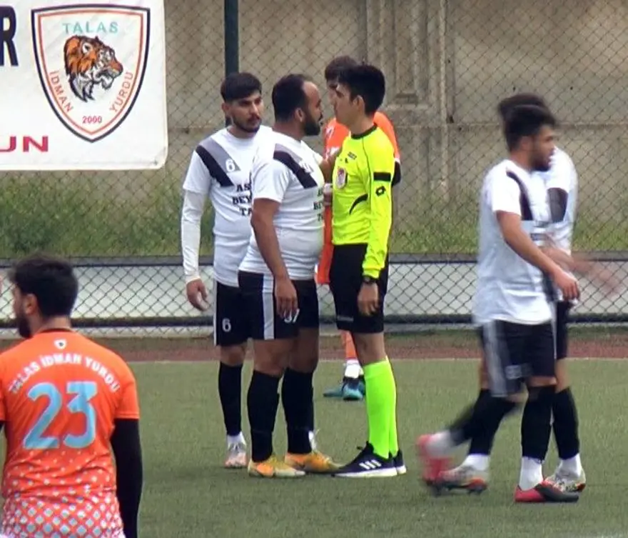 Futbolcu hakeme saldırdı maç tatil edildi 1
