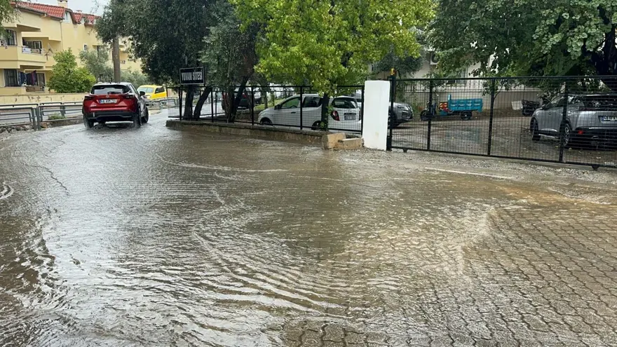 İzmir'de cadde ve sokaklar göle döndü 5 İzmir'de cadde ve sokaklar göle döndü 5